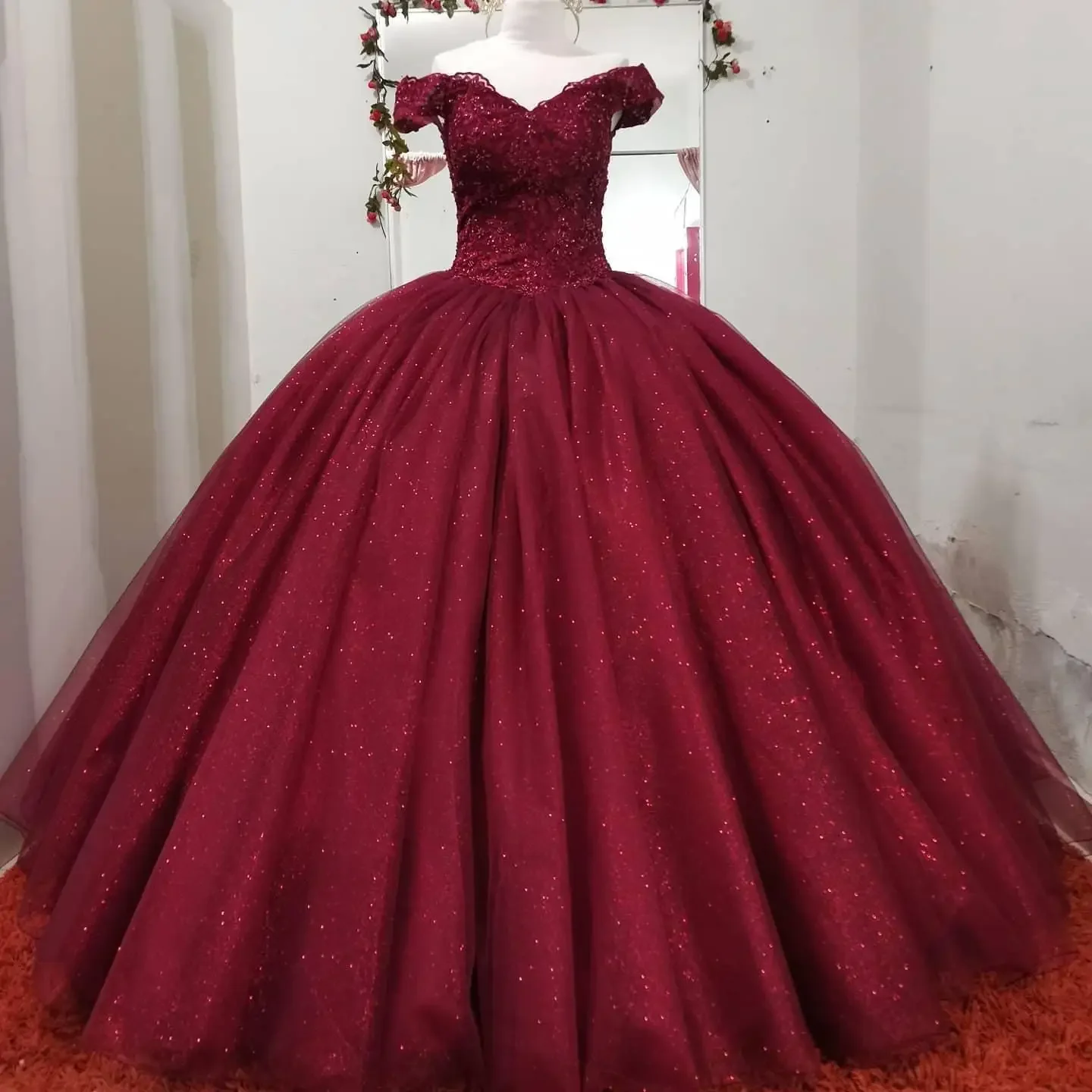 

Glitter Burgundy 15 Year Old Quinceanera Dresses Sweetheart Tulle Off-Shoulder Birthday Ball Gowns