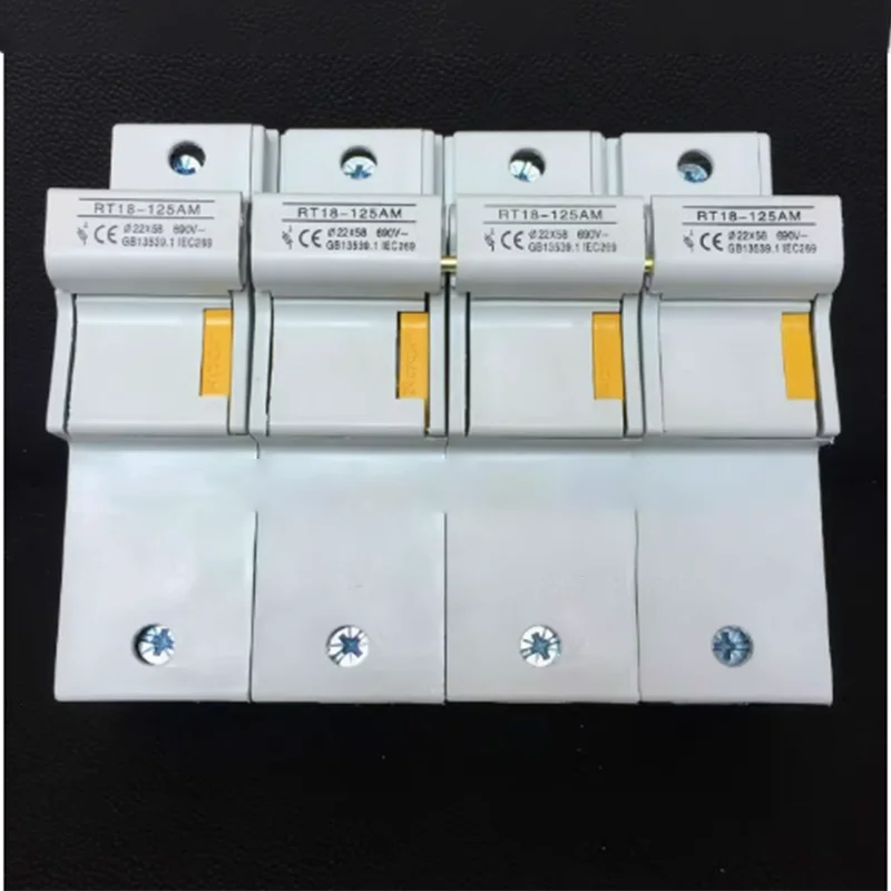 RT18-125AM/4P цилиндрический низковольтный предохранитель установленный на рейке