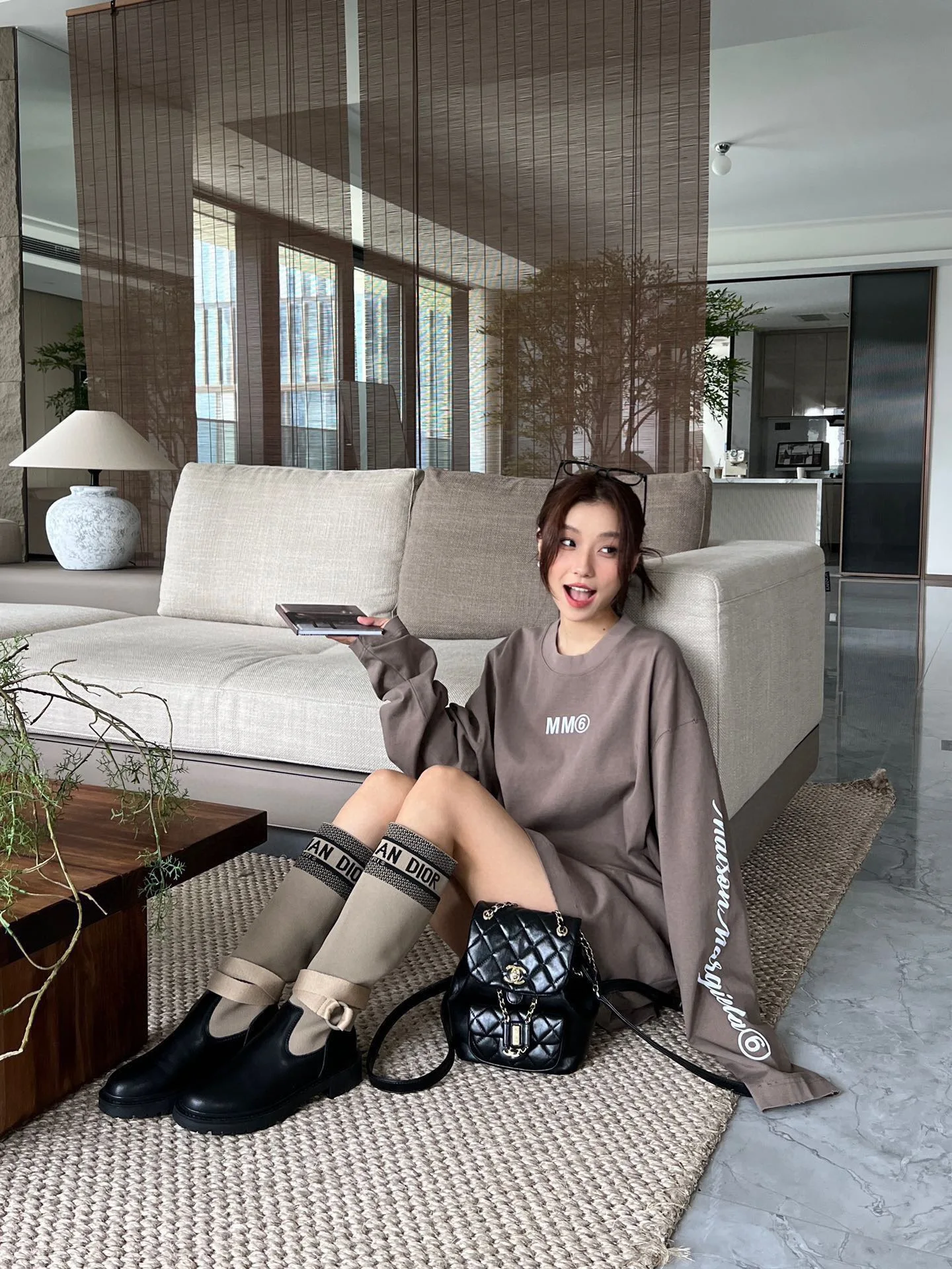 

MM6 lazy wind Majila spring and fall new flocked letters luminous design round neck men and women loose long-sleeved T-shirt