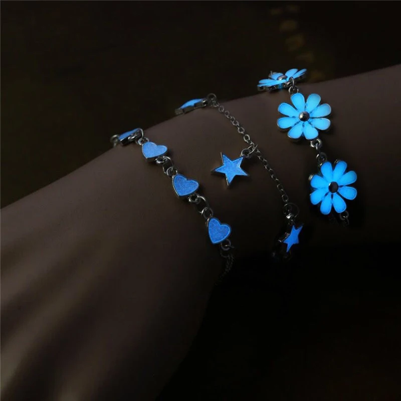 

Korean Fashion Luminous Heart Star Bracelet For Women Blue Light Fluorescent Heart Star Daisy Sweet Bracelet Jewelry Gift