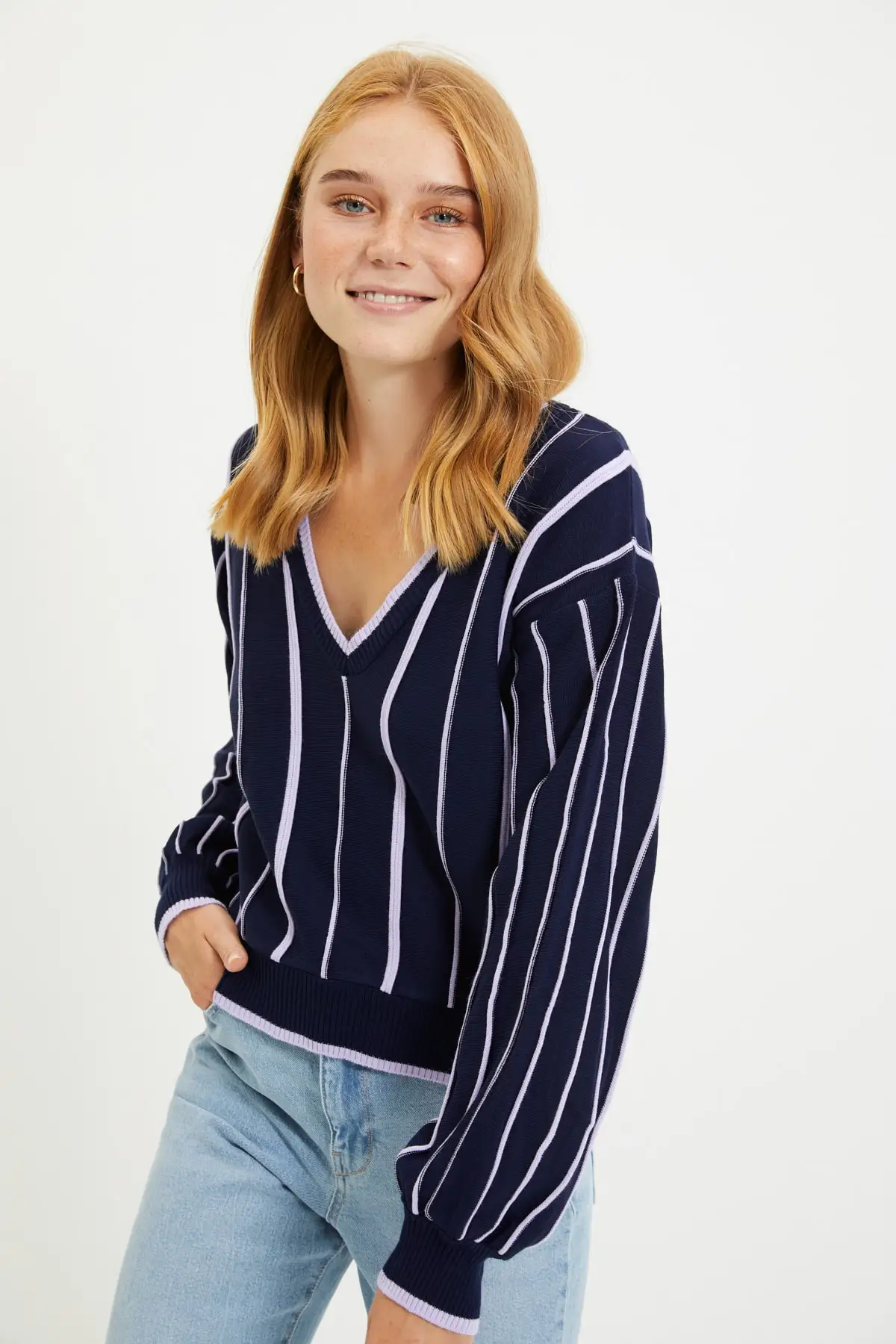 

Trendyol V Collar Knitwear Sweater TWOAW22KZ1557