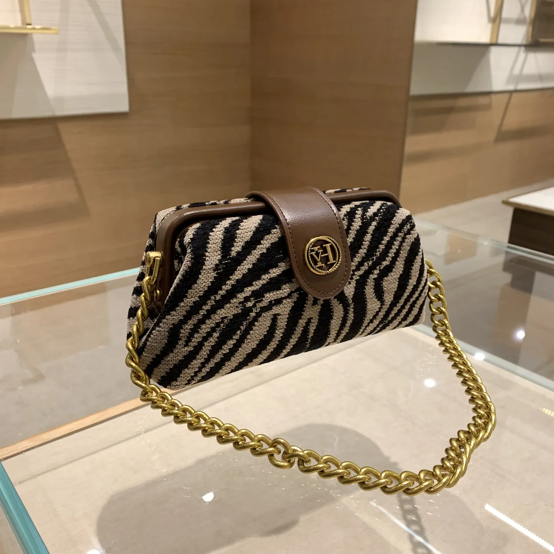 

2023 New Clip Bag Single Shoulder Women's Bag Crossbody Bag Handheld Shell Bag Chain Strap Mobile Phone Bag Leopard Makeup Bag