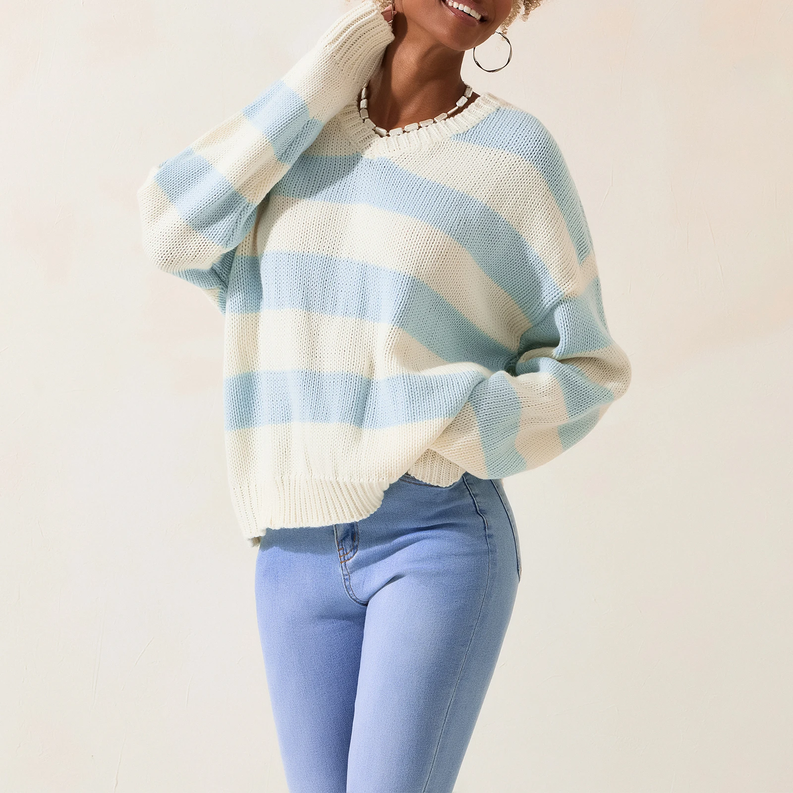 Женский осенний полосатый свитер с заниженными плечами и длинным рукавом