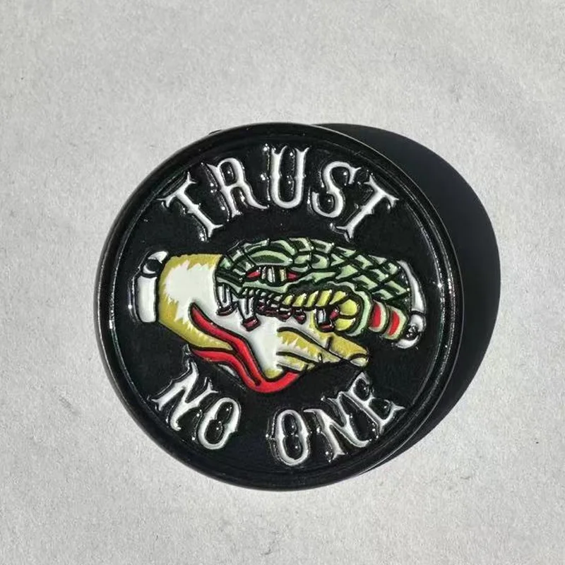 Фото Брошь «Trust No One» с философической цитатой, значок «Укус крокодила», сумка для одежды, аксессуары, подарок для студента №3
