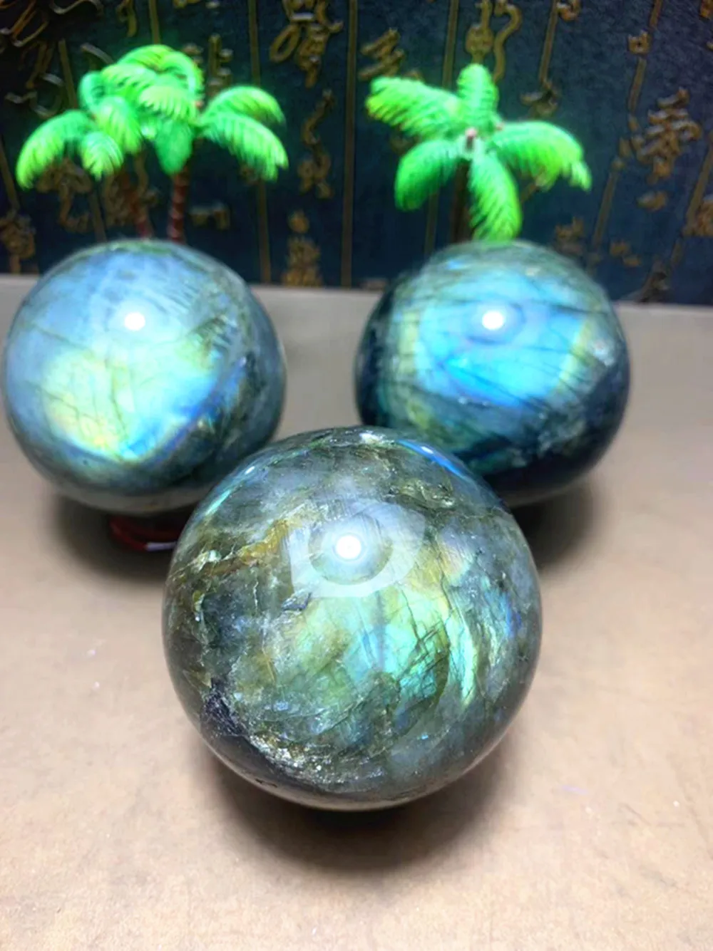 

Хрустальный шар из полевого шпата с лунным камнем