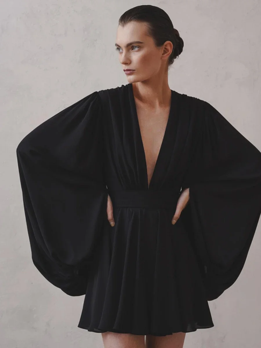 Женское платье с объемными рукавами и высокой талией