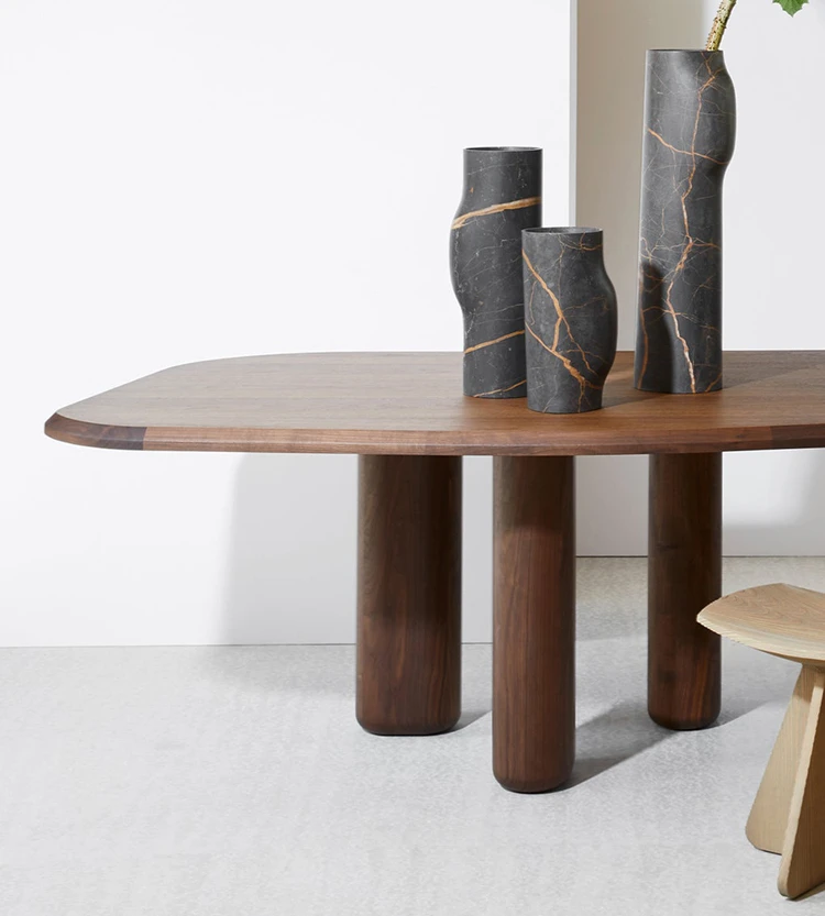 Стол круглый черный из массива дуба с минималистской индивидуальностью