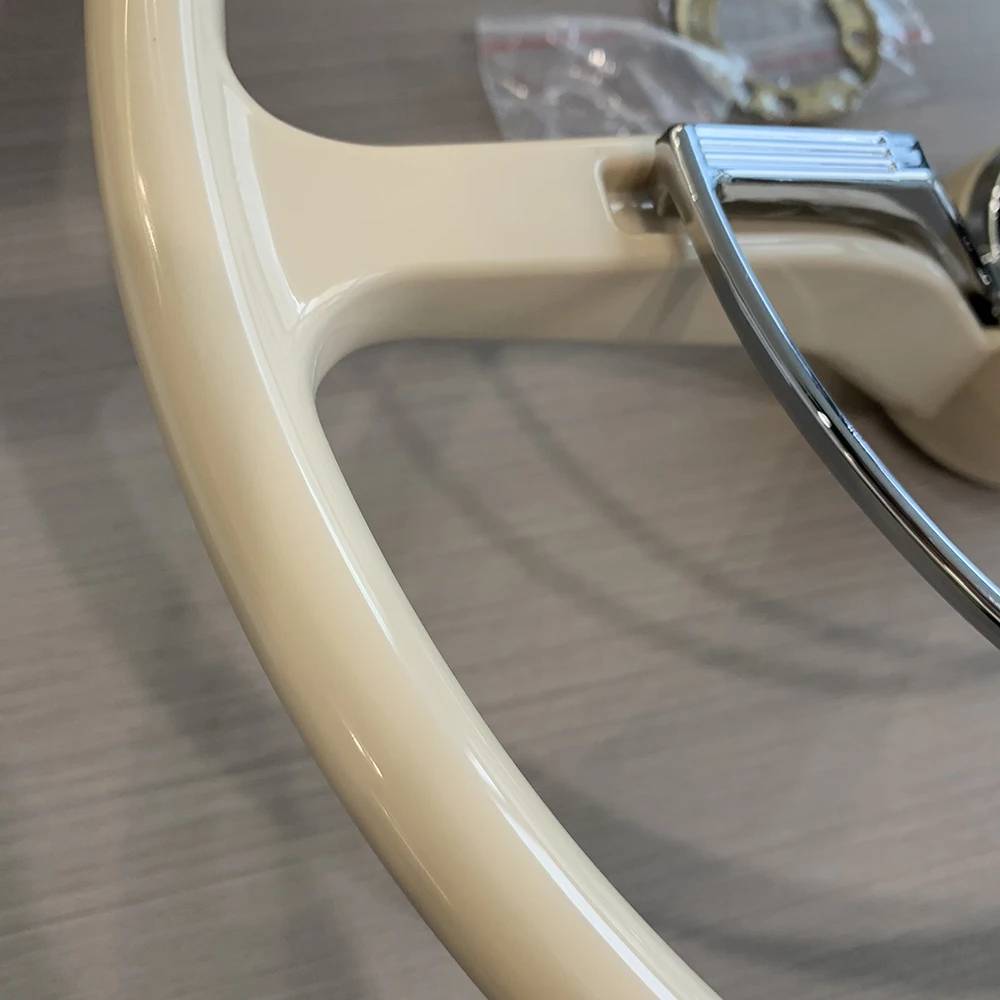 Классическое винтажное рулевое колесо цвета слоновой кости белого серого