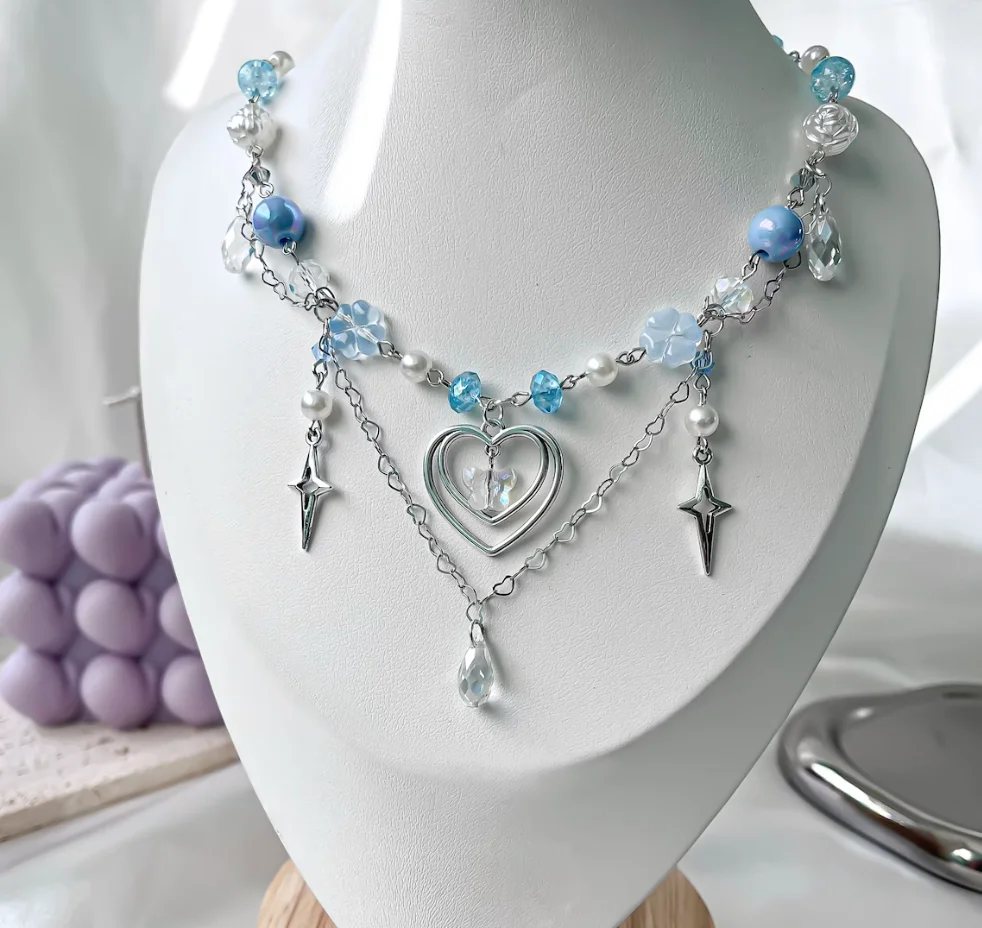 Ожерелье из бисера с голубым сердцем