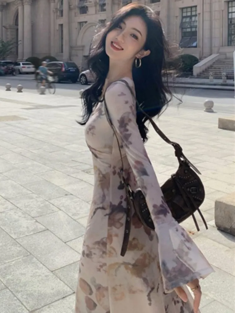 Осенние новые платья-миди с принтом для женщин расклешенным рукавом V-образным