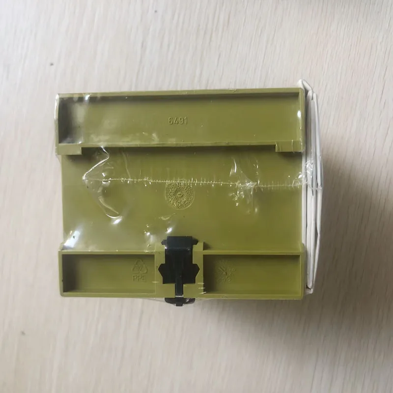 Новое оригинальное реле безопасности Pilz 774530 PNOZ XV3.1 30/24VDC 3n/o 1n/c в наличии