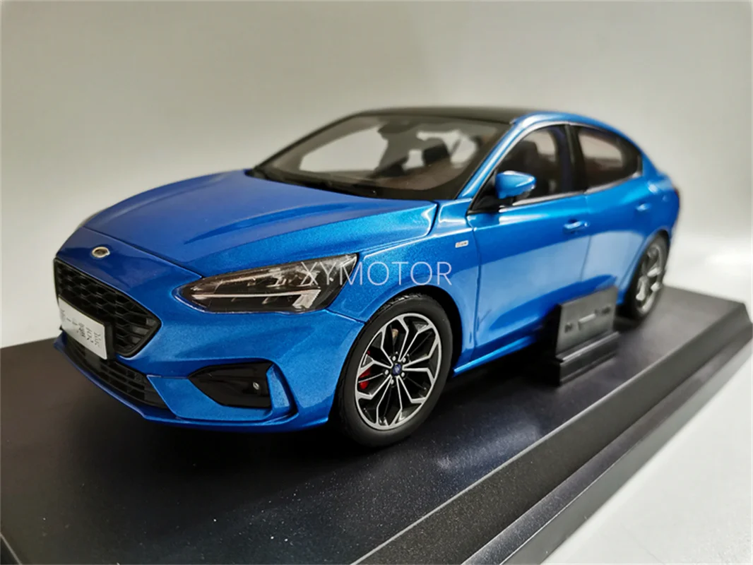 

Литая металлическая модель автомобиля 1:18 для Ford Focus 2020, хобби-игрушки для мальчиков и девочек, подарки, коллекция украшений с голубым диспле...