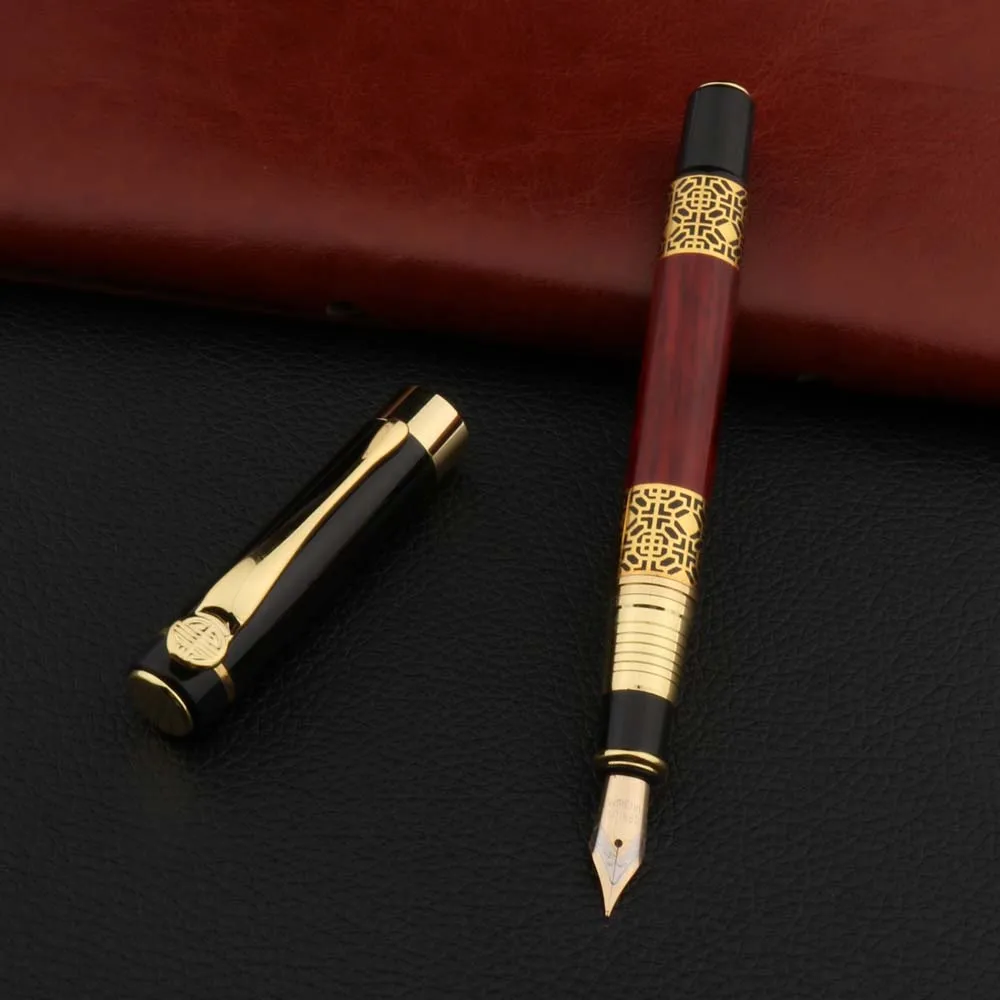 Ручка перьевая из красного дерева с золотистой резьбой |