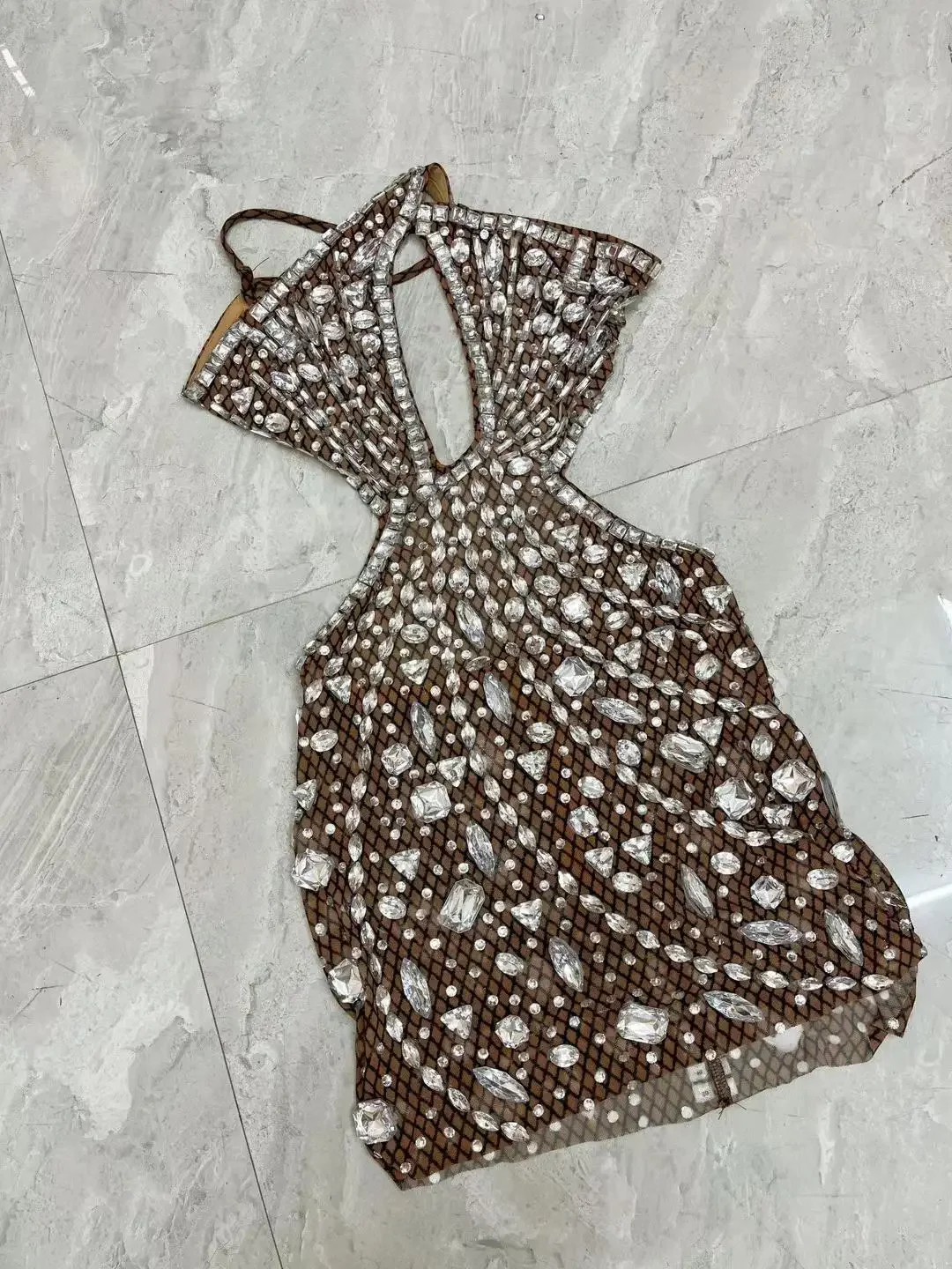 Блестящая сексуальная мини-юбка со стразами и открытой спиной клубный