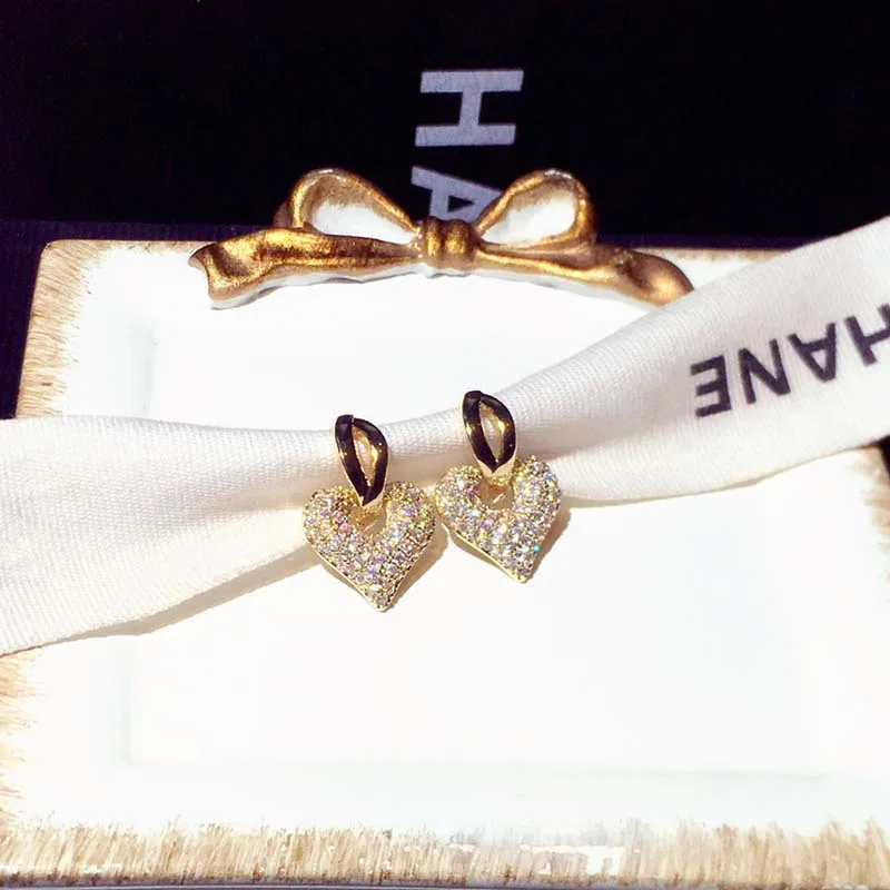 

Fashion Simple Atmosphere Copper Zircon Micro Inlaid Love Earrings Cold Wind Light Luxury Personality Niche Design Earrings