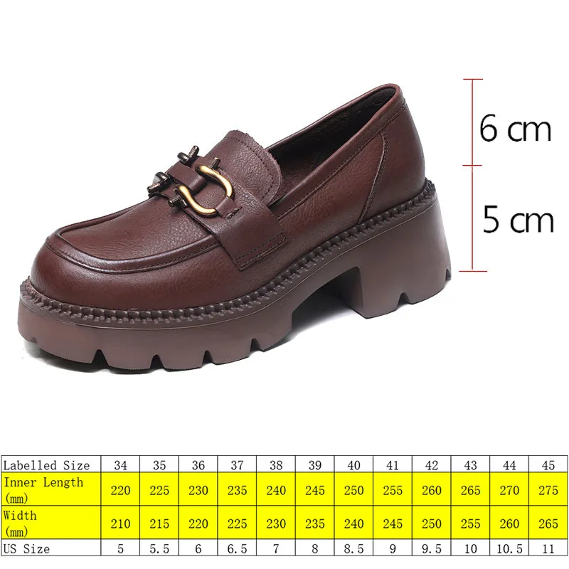 Женские туфли на танкетке из натуральной кожи с круглым носком |