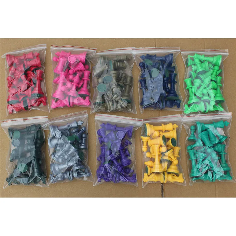 Шахматы пластиковые цветные 34 шт. размер 97 мм