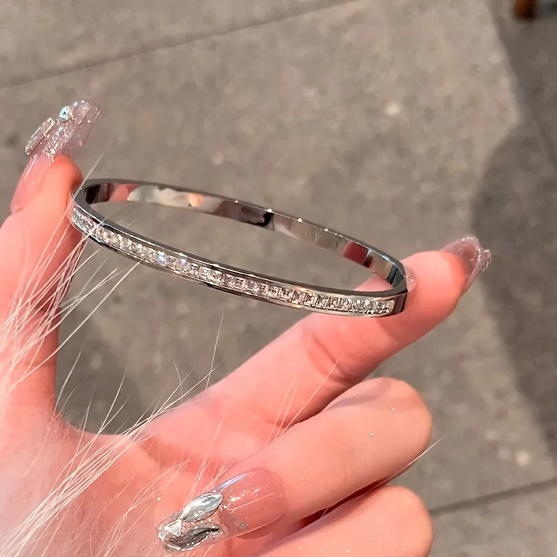 Классический квадратный браслет из искусственной стали