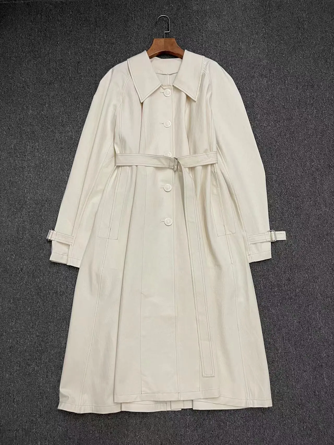 Свободный тренчкот из хлопка и льна для пожилых людей бежевого цвета однобортный