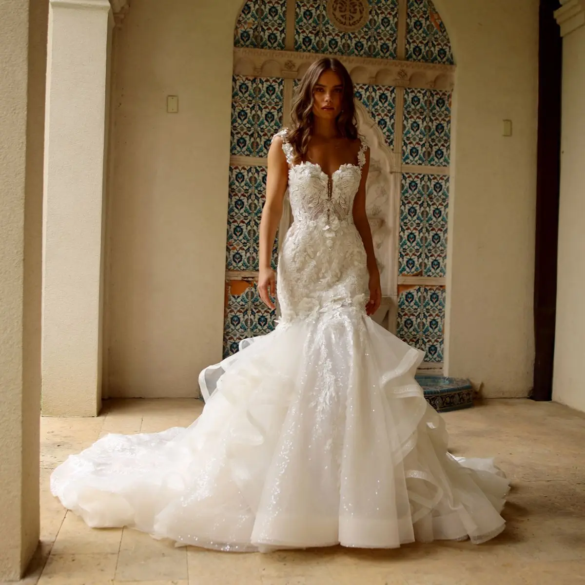 

Блестящее женское платье-макси с кружевной аппликацией и открытой спиной, модель 2023 года