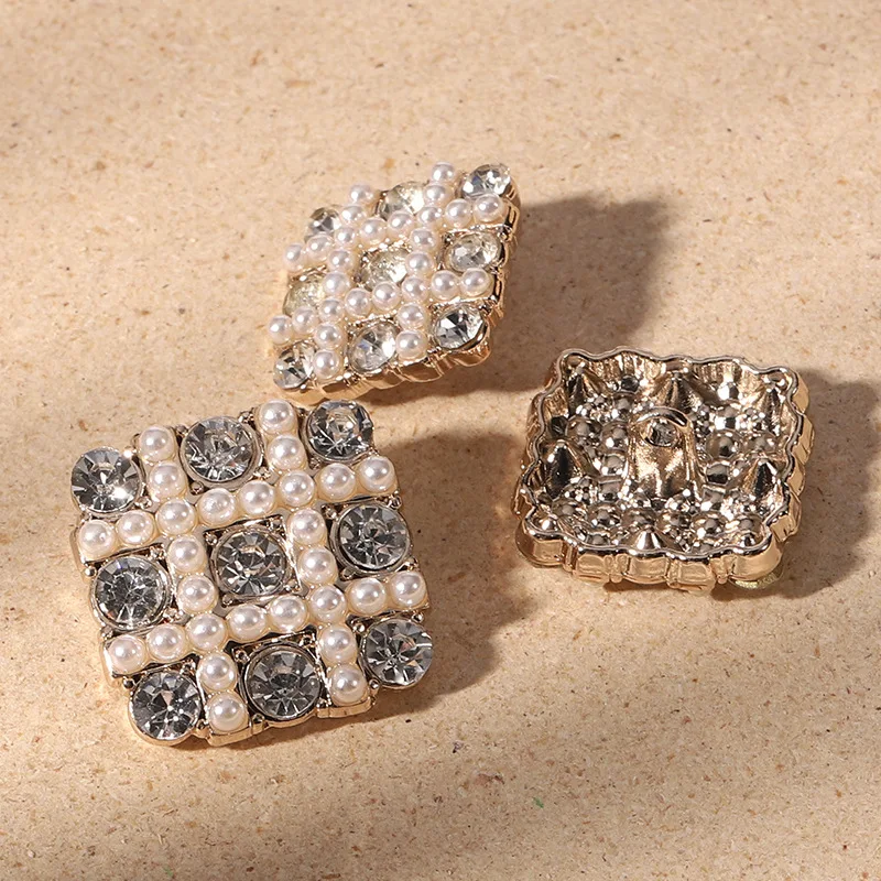 Квадратные пуговицы с металлическим жемчугом и стразами 6 шт