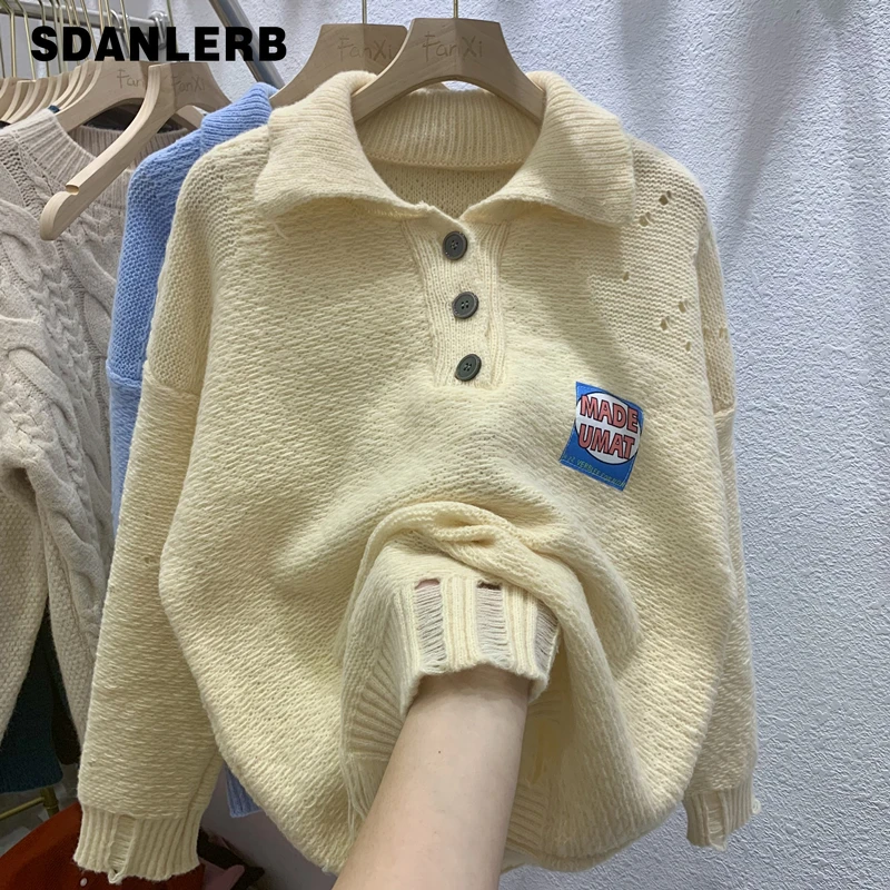 

Свитер-поло в Корейском стиле с надписью и ярлыком, женский зимний вязаный пуловер свободного кроя, верхняя одежда, рваный свитер, новинка ...