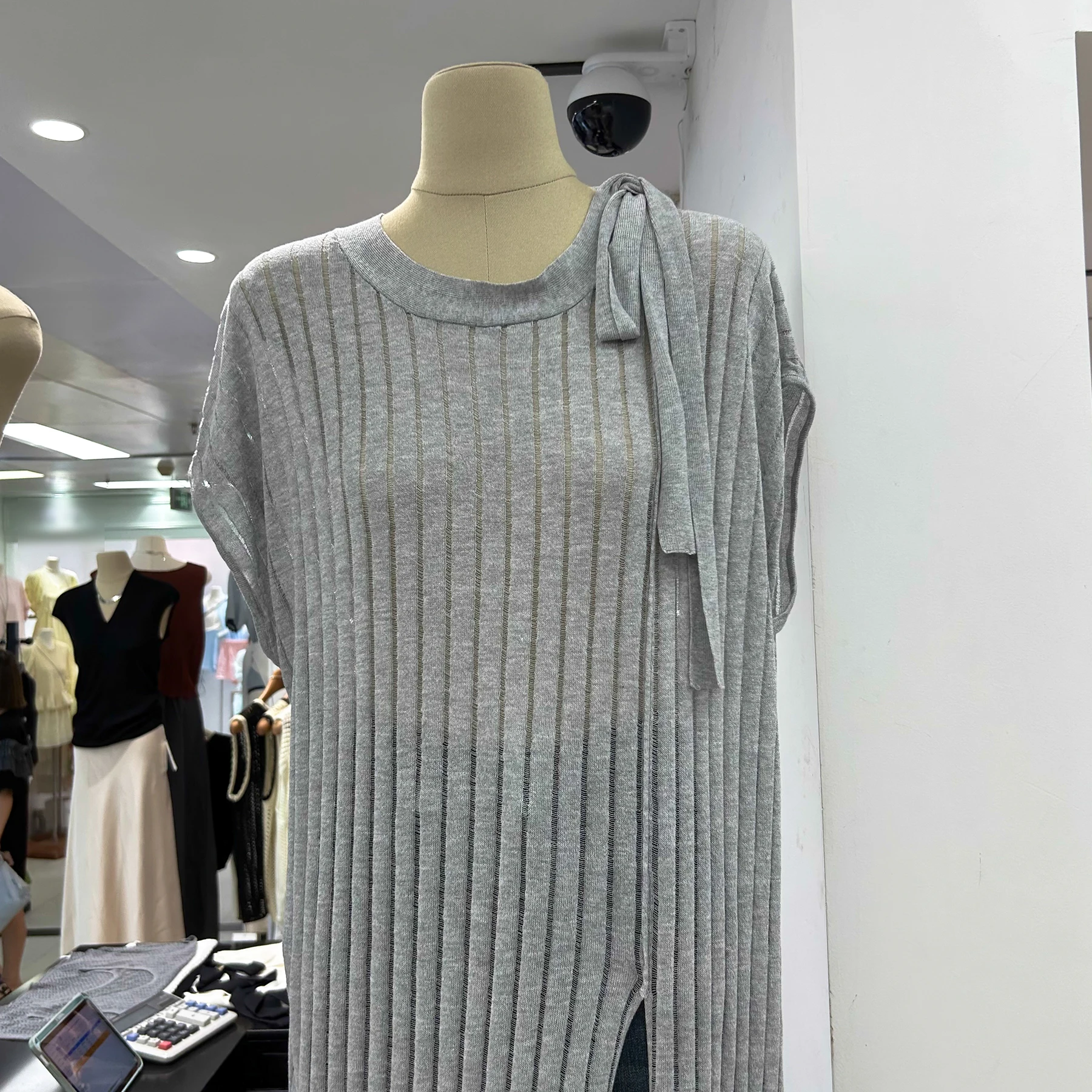 Трикотажный женский топ на бретельках с коротким рукавом