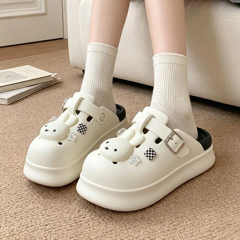 Фото Мультяшные кроксы Kawaii Miffy с толстой подошвой для улицы, дышащие, нескользящие, с закрытым носком, полутапочки для прогулок, новая модная модель, стильный дизайн №2