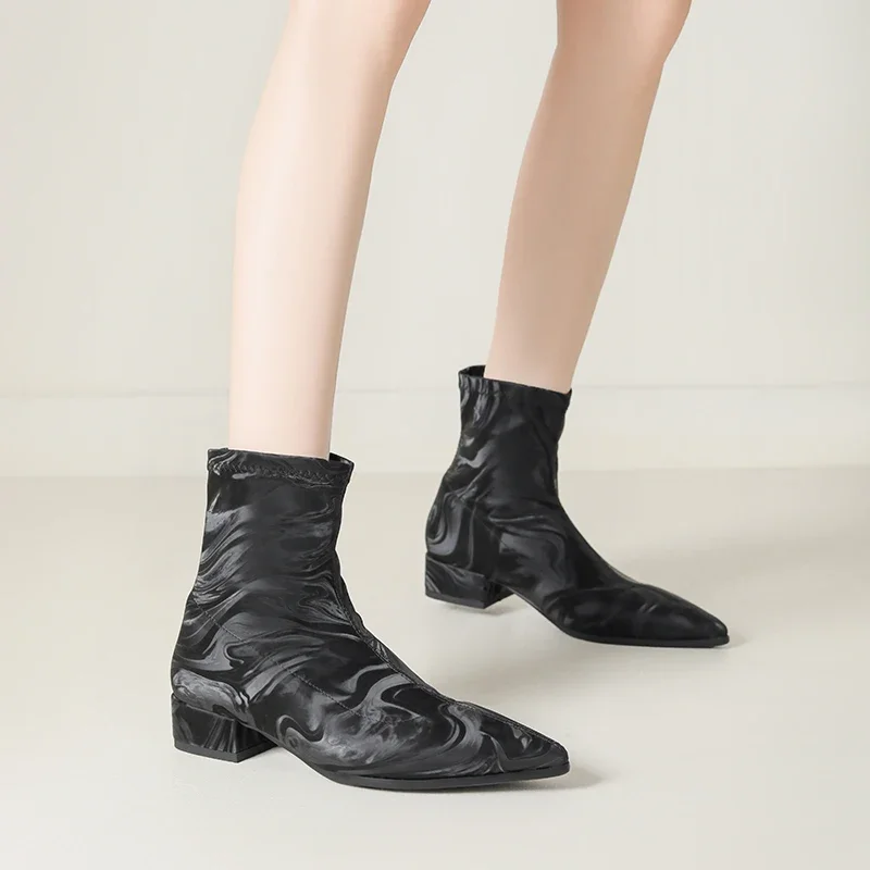 Женские ботильоны из эластичной ткани с острым носком на толстом каблуке