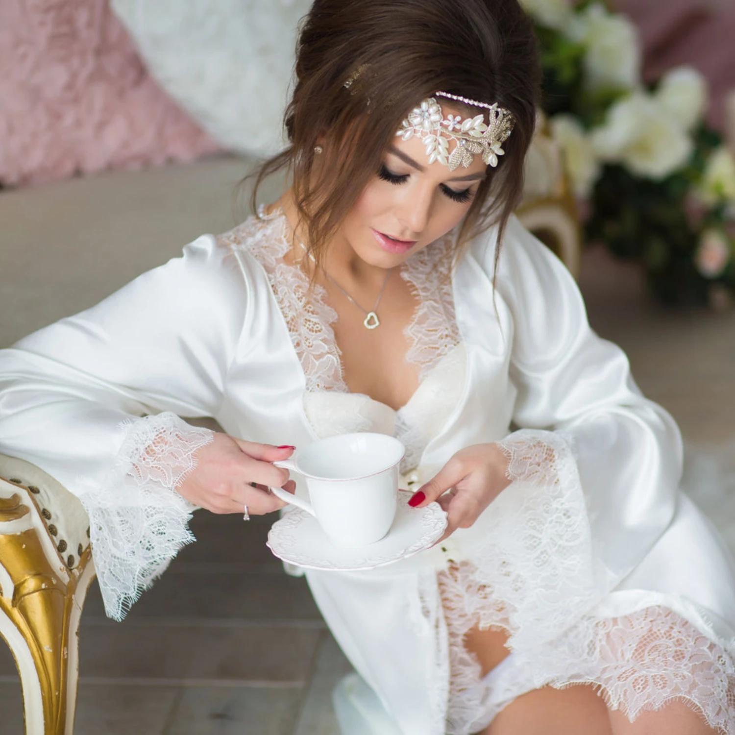 

Soft Satin Lace White Bridal Robe Nightgowns Wedding Pajamas Sexy Beads Long Sleeves V Neck Sleepwear Bridal Boudoir Dress