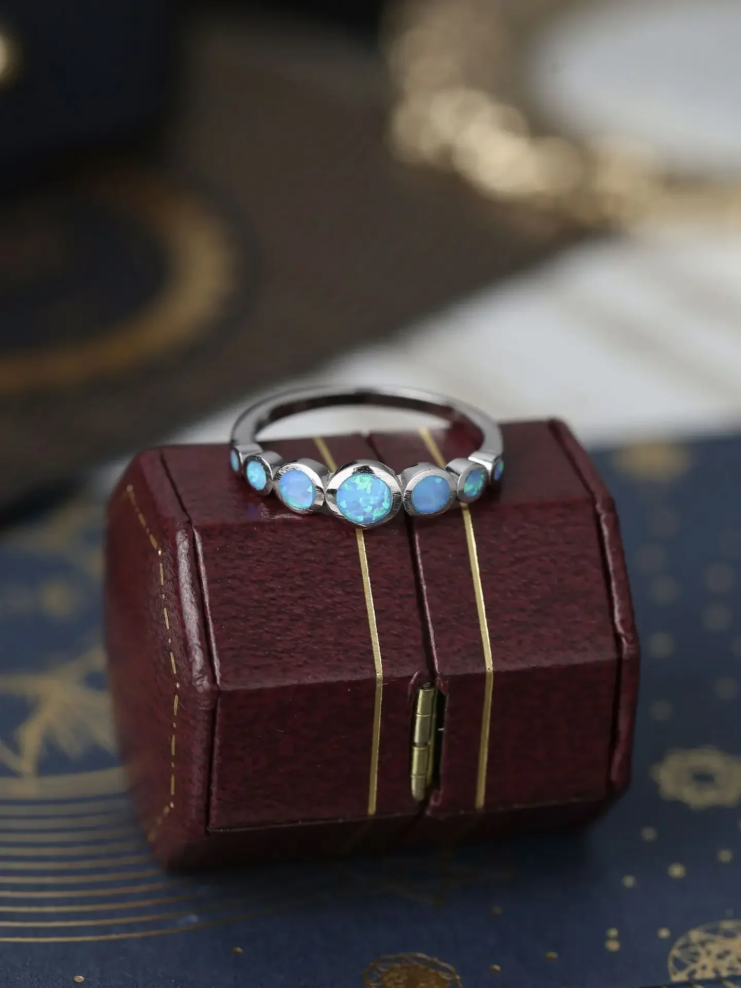 Женское кольцо из серебра 925 пробы с голубым круглым опалом и цепочкой