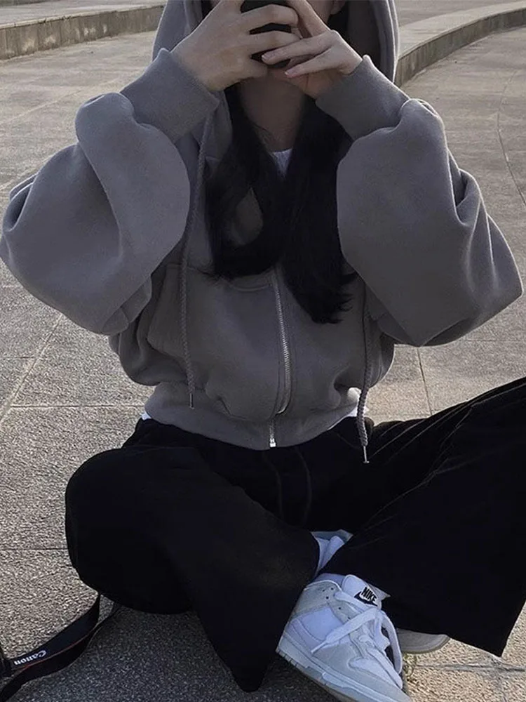 Женский Укороченный свитшот на флисовой подкладке темно-синий утепленный с