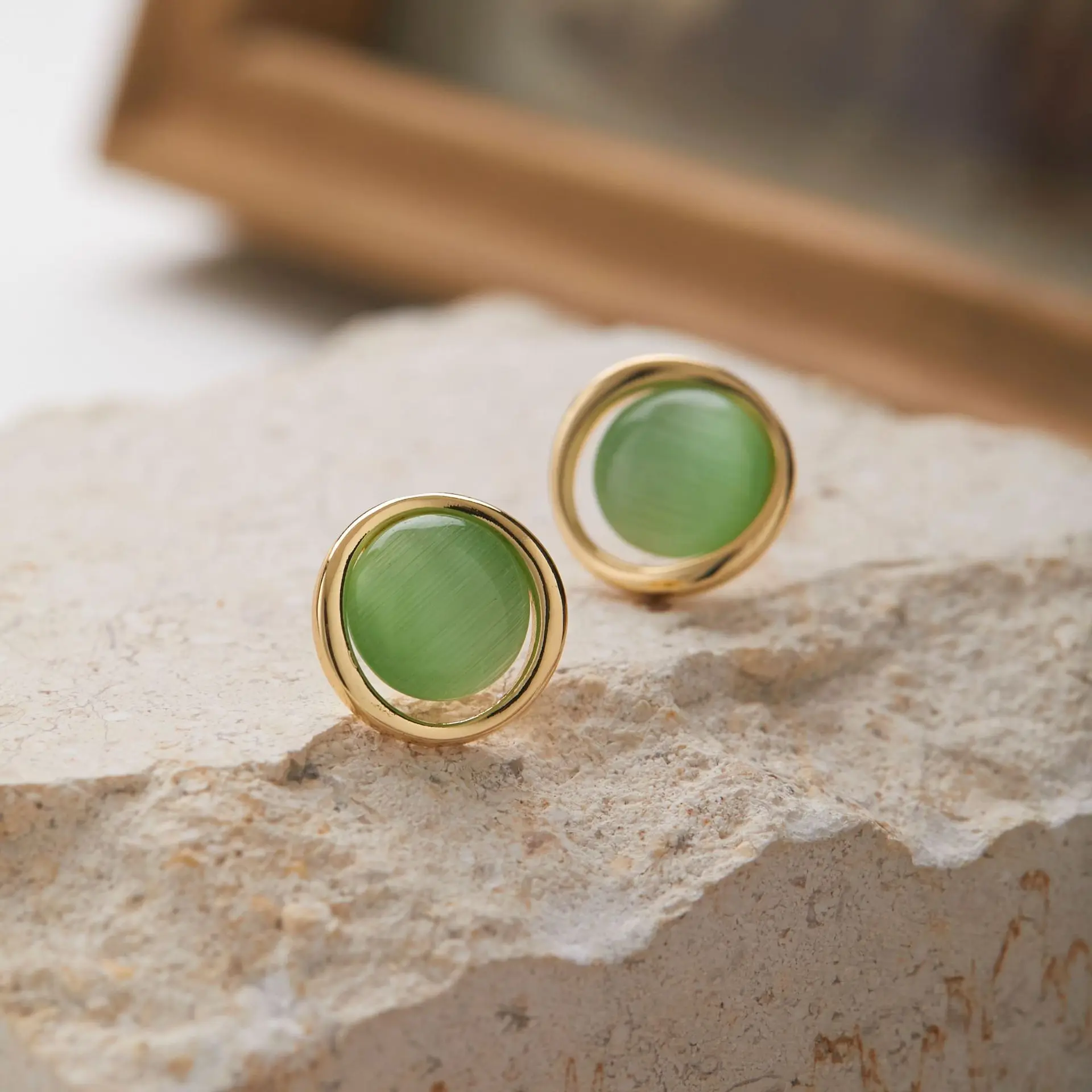 Серьги привлекают белые весной и летом Ins свежий нишевый дизайн катушка от