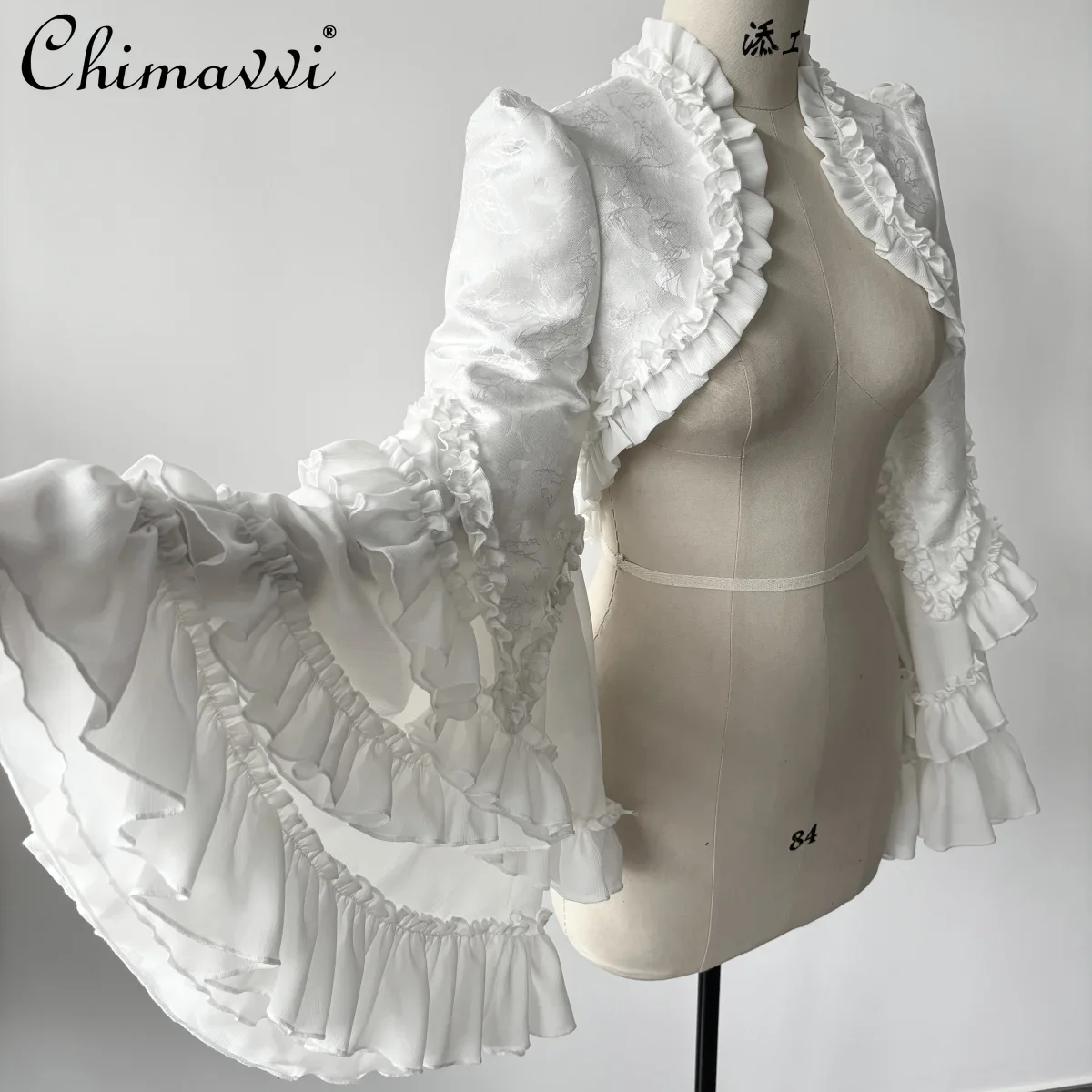 Женский короткий жилет с оборками по краям черно-белый в готическом стиле осень