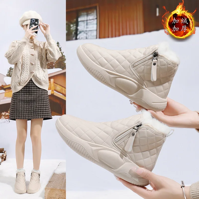 Женские зимние ботинки на толстой подошве с боковой цепочкой