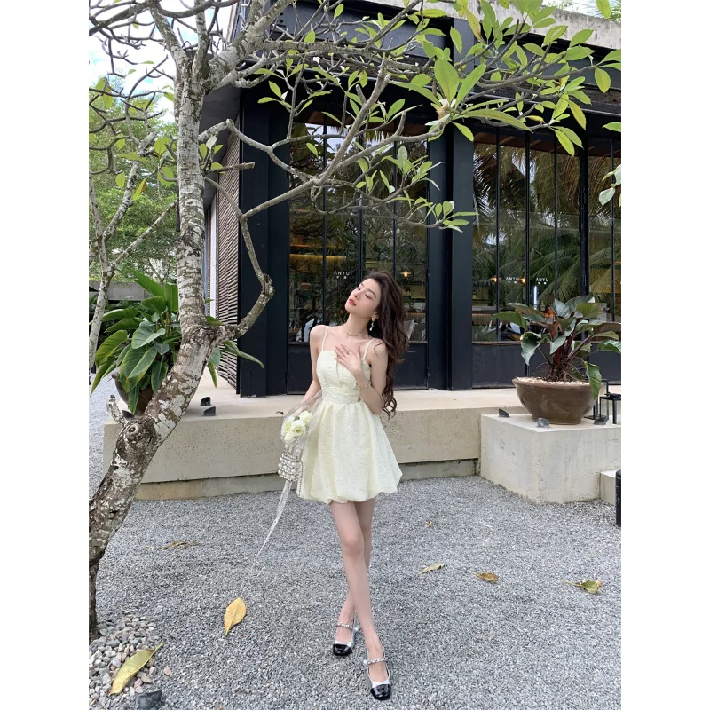 

Женское жаккардовое платье с рельефным рисунком и вырезами