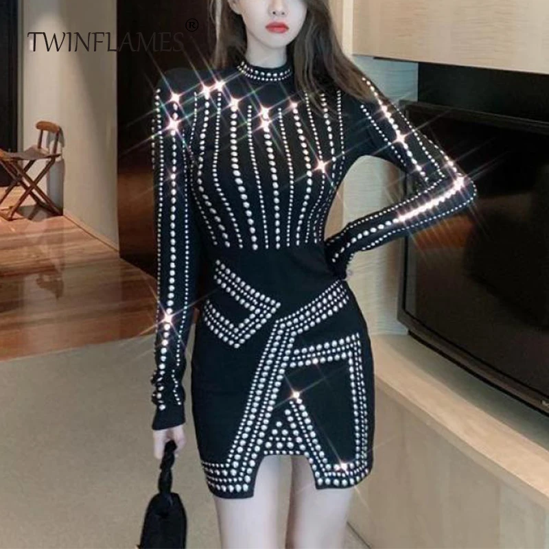 

Женское облегающее платье с длинным рукавом, воротником-стойкой и бисером