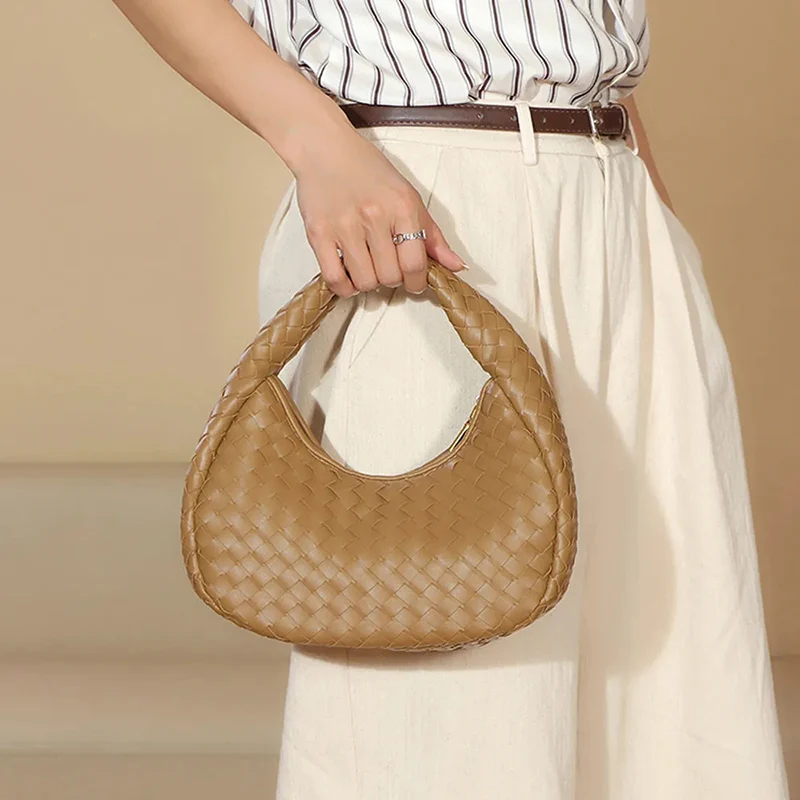 

Woman Luxury Bag Woven Leather Crescent Small Bag Esigner Elegant Pu Faux Tote Bag Shoulder Handbags Simple Office Ladies Purse