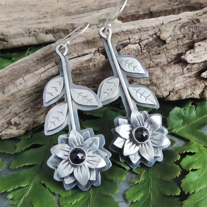 

Fashion Retro Design Inlaid with Black Stones Flower Geometry Earrings Fashion Silver Color Metal Carving Leaver Dangle Earrings