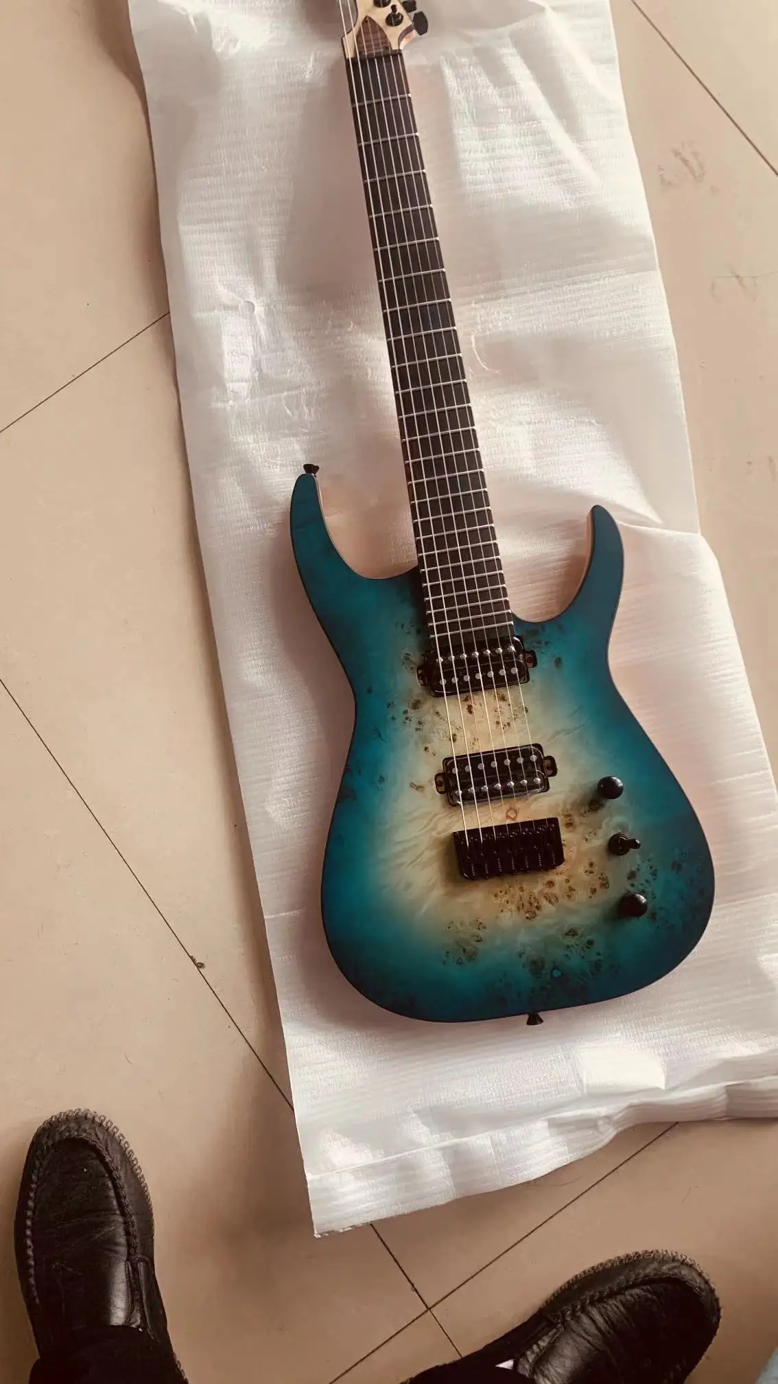 

7 string electric guitar from China factory, white wax xylophone body, maple five-piece neck, black hardware, free shipping