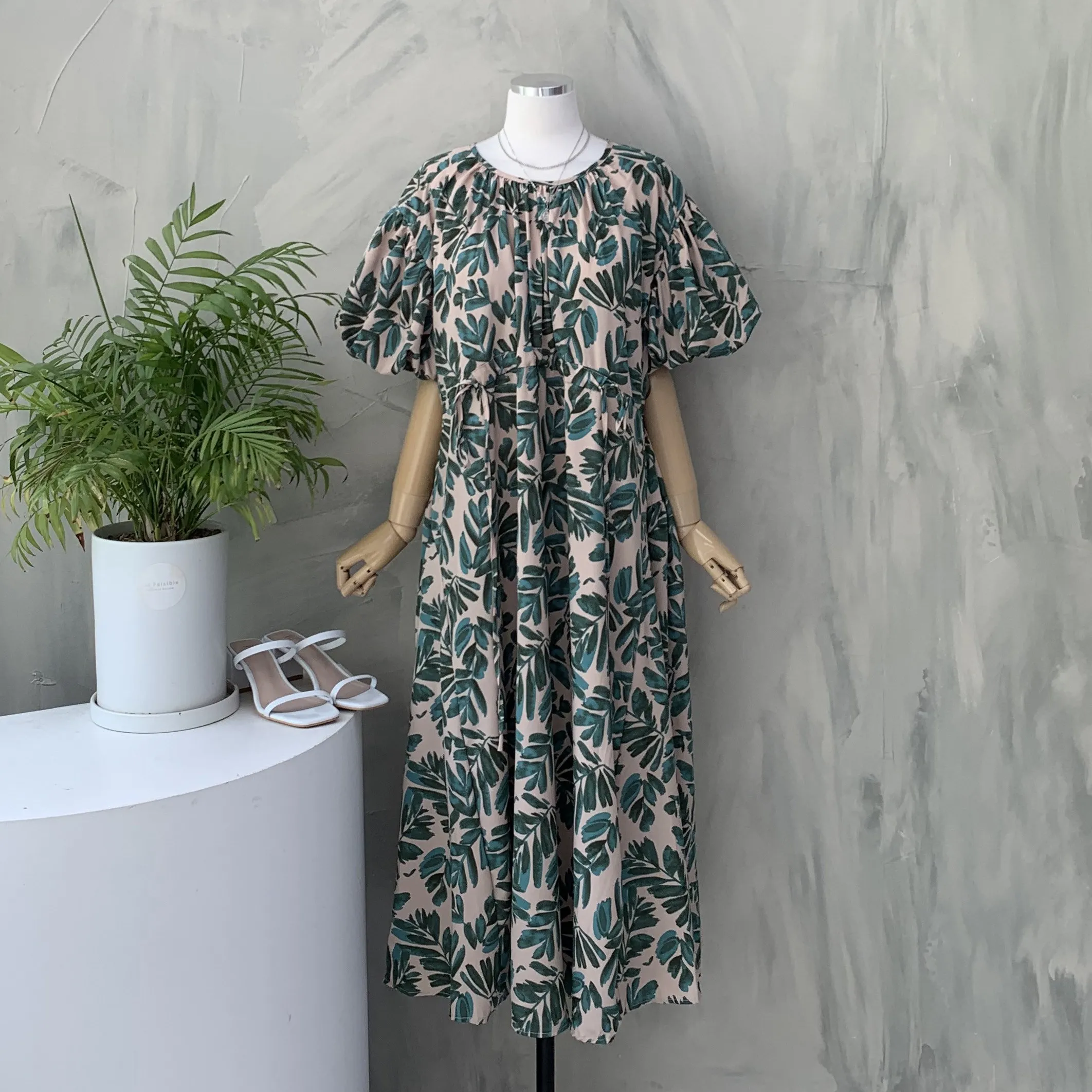 

수채화 잎사귀 셔링 퍼프소매 원피스