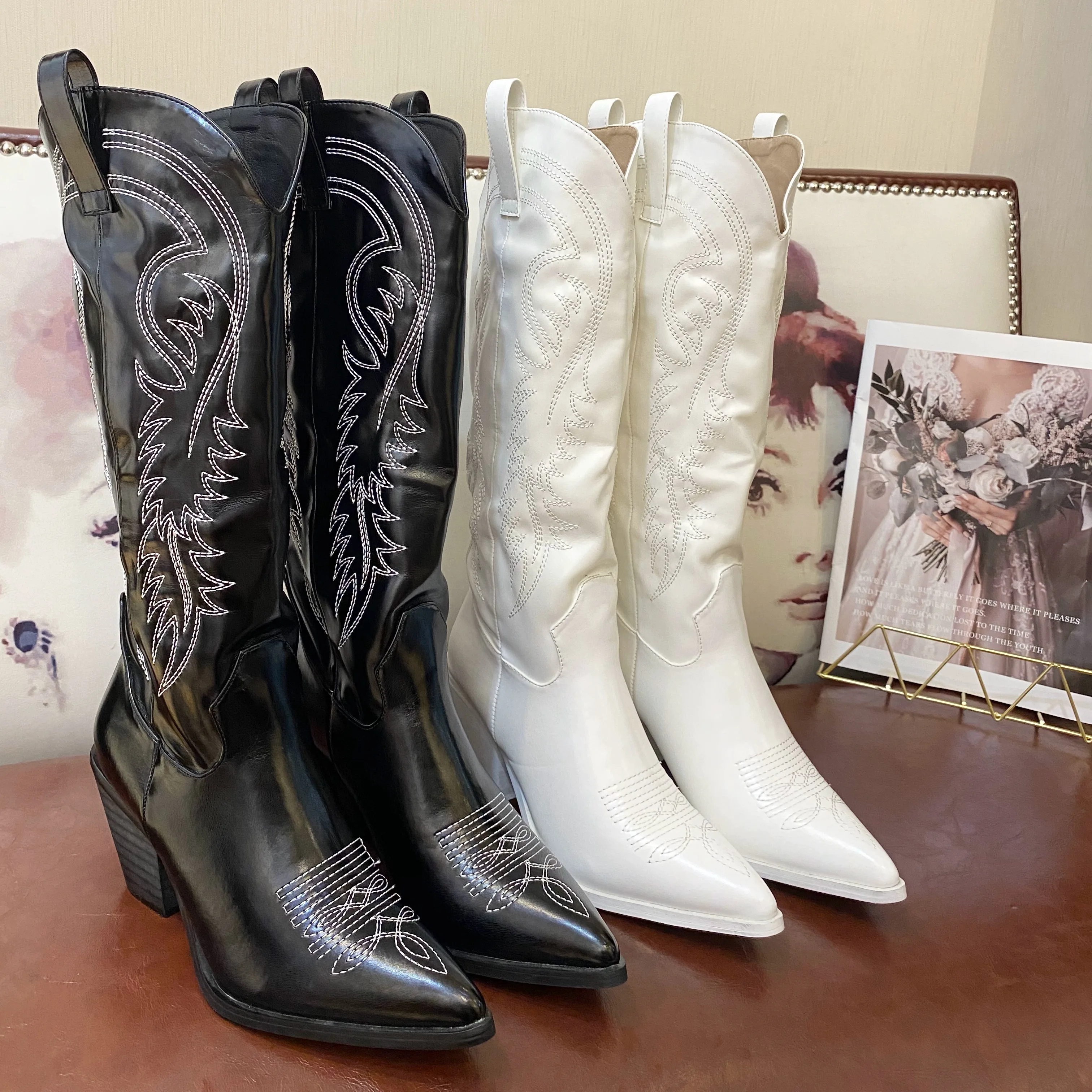 

Женские сапоги с вышивкой и острым носком, на толстом каблуке