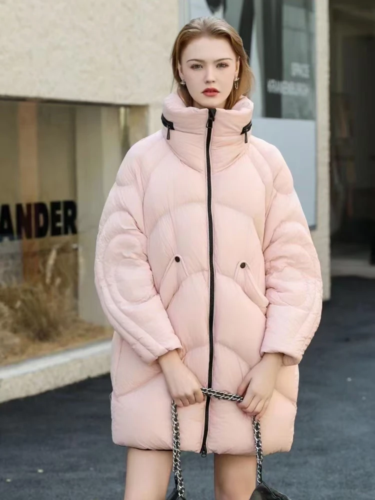 Женский зимний пуховик средней длины с капюшоном на белом утином пуху