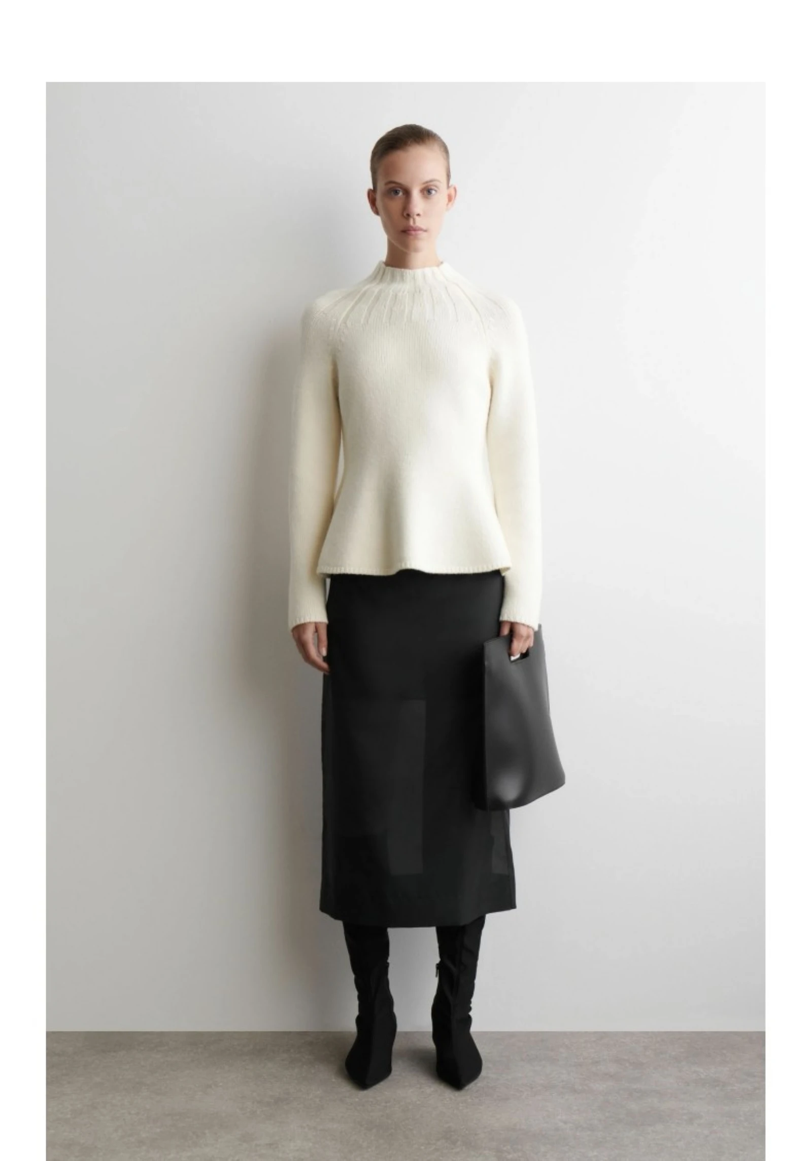 Фото XIMIAN APPAREL 2026 cosmod: Новая весенняя коллекция женских приталенных свитеров из бежевой шерстяной смеси с оборками по низу №3