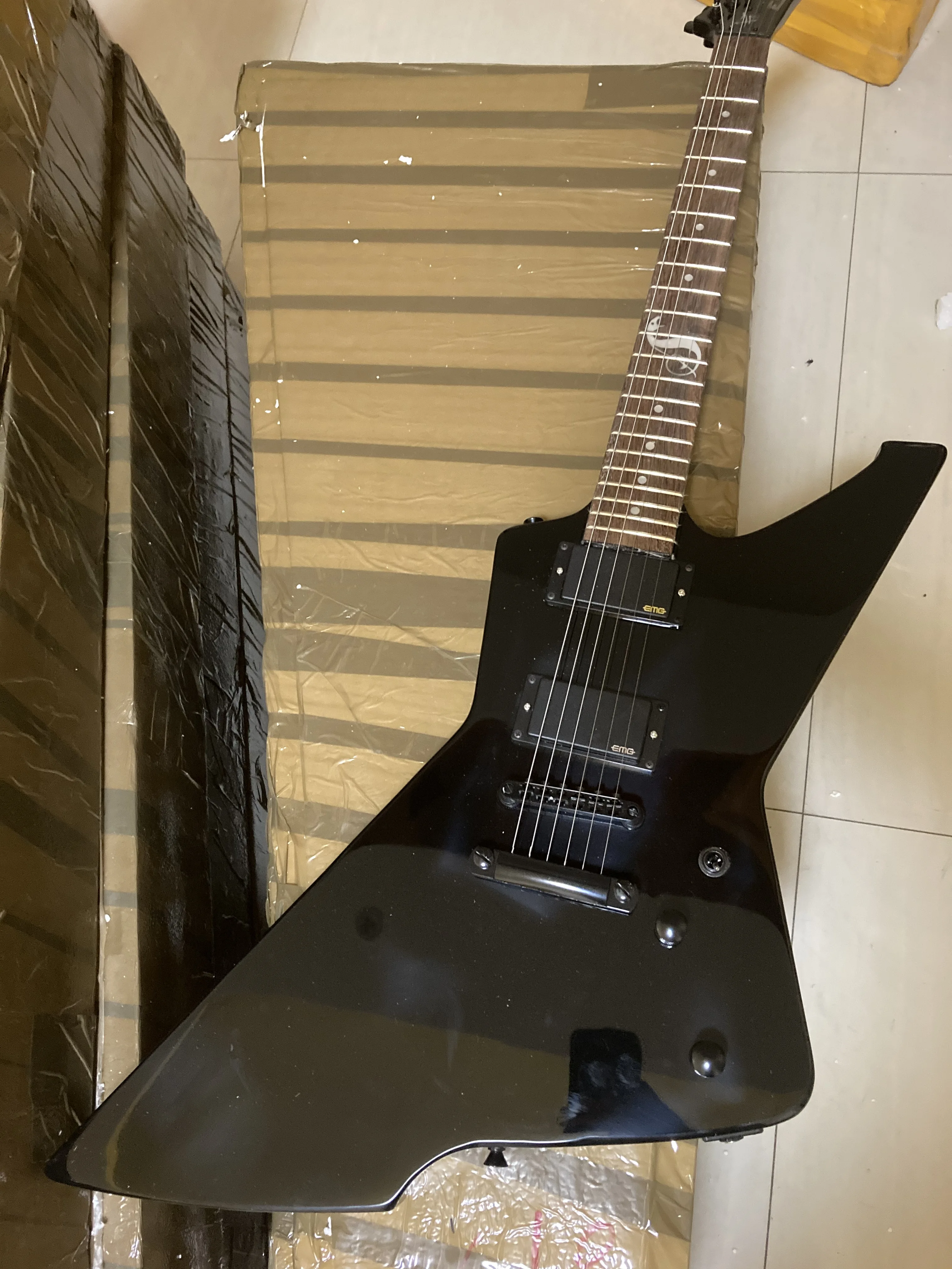 

Send in 4 days EMG pickup esp Explore signature series SNAKEBYTE James Hetfield black Active pickups Electric Guitar 141110