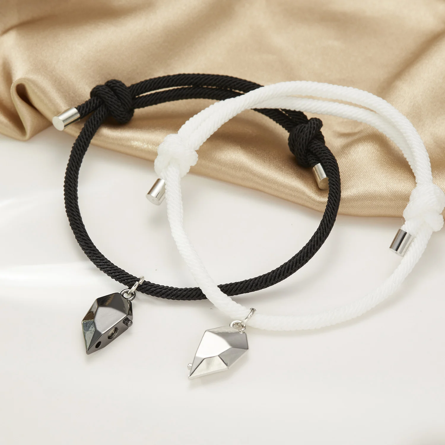 Браслеты на запястье 2 шт./компл. браслеты с магнитными вставками в виде сердца