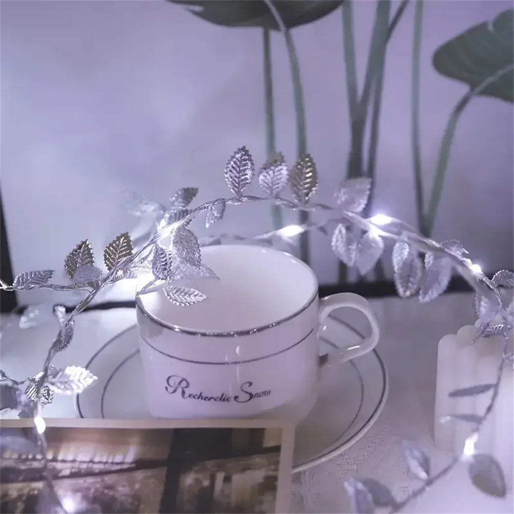 

Светодиодная гирлянда OKAL RED EAST, золотистые и серебристые листья