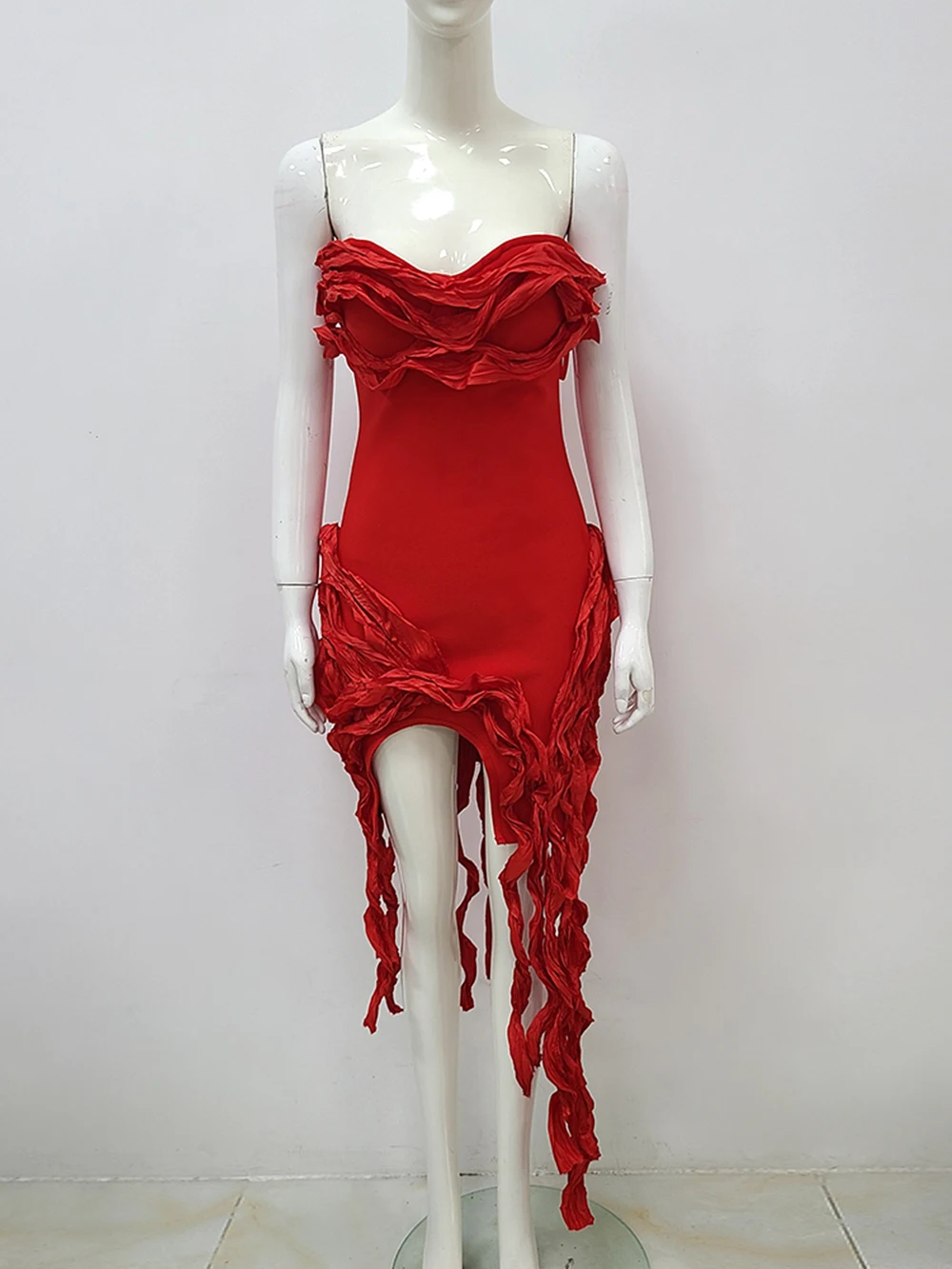 Женское платье-миди без бретелек с бахромой