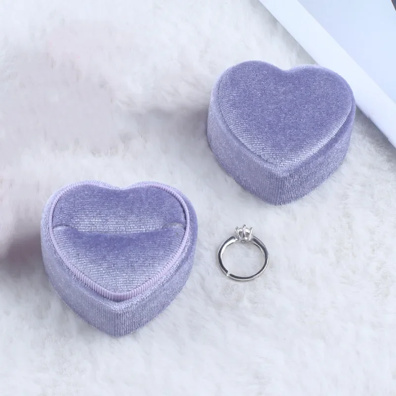 

Сердечная коробочка для колец из бархата