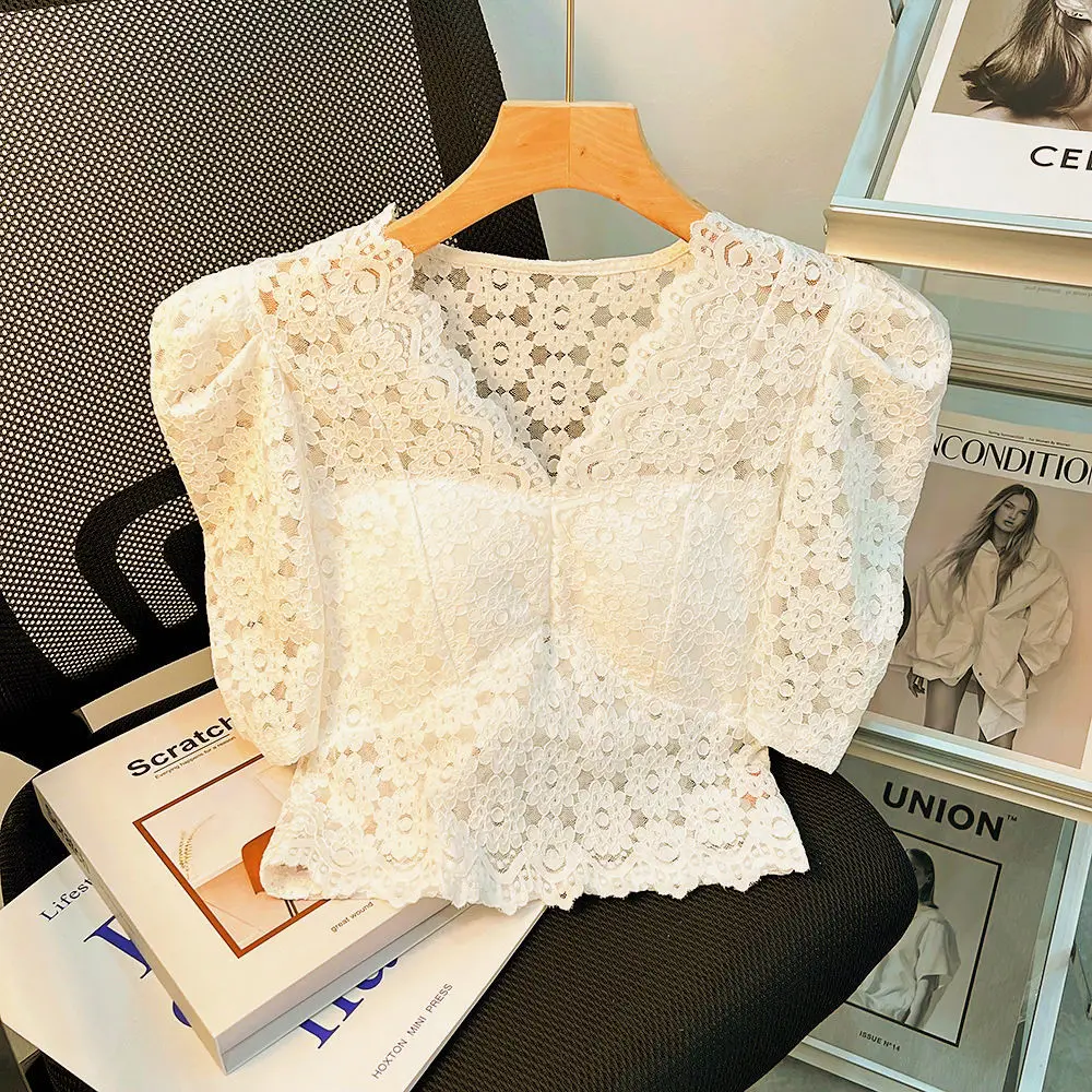 Camiseta de encaje con cuello en V para mujer Top punto a la moda nicho y temamento versatil 2024